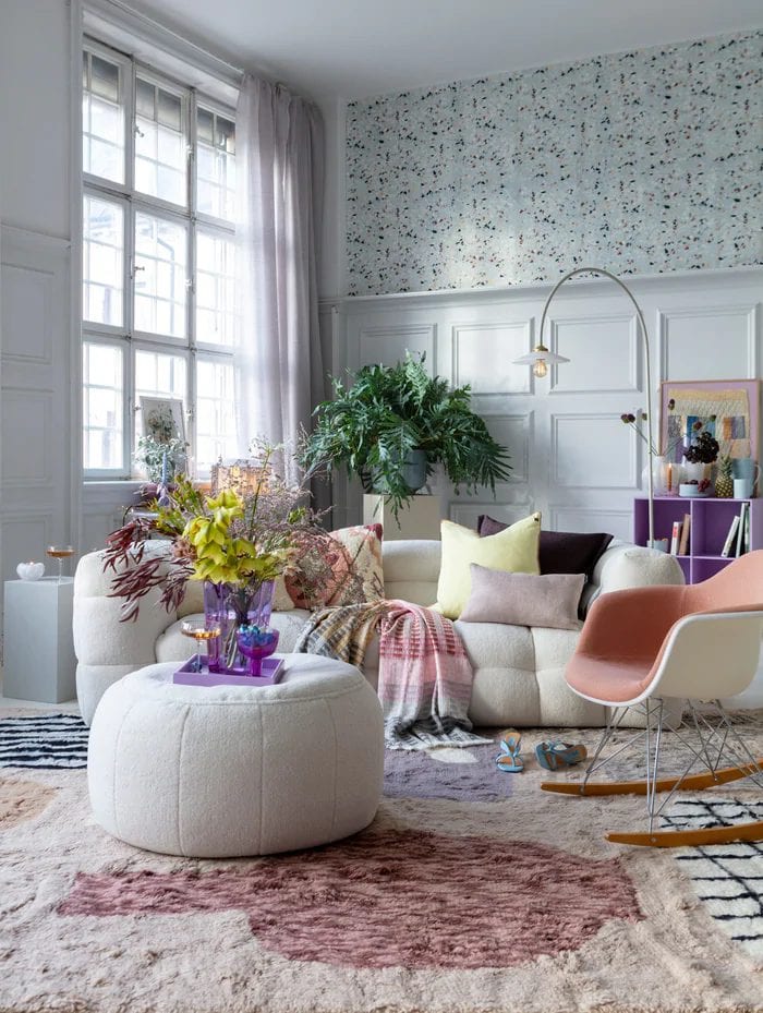 vardagsrum inrett i trendiga pastell färger.