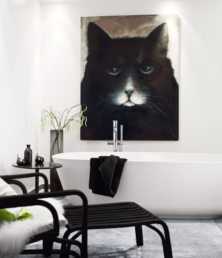 badrumsinredning svart stor katt