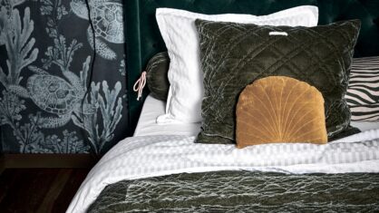 10 billiga sammetsöverkast för ett lyxigt sovrum