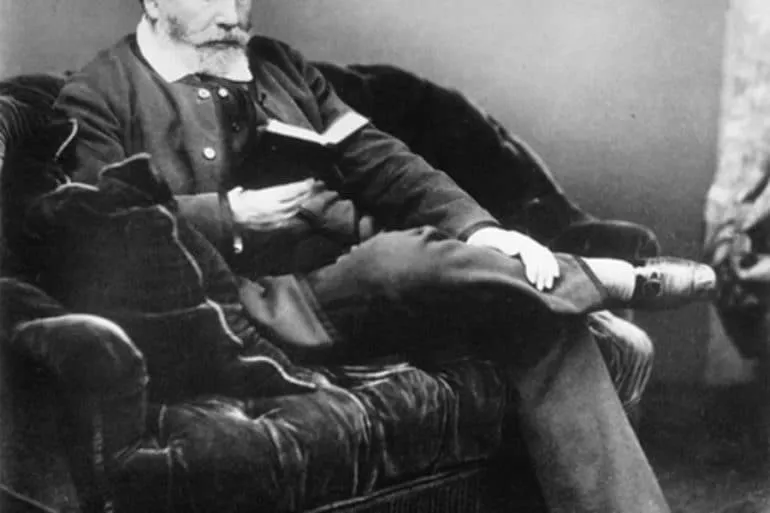 Louis-François Cartier sitter och läser i en gammal stol.