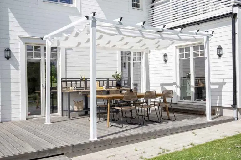 vit stor pergola med trädäck