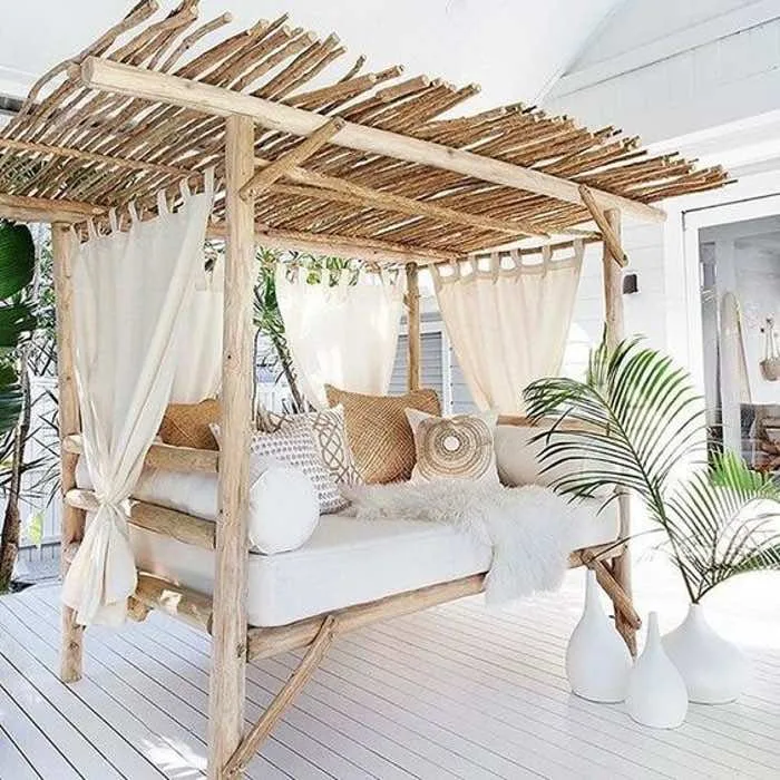 sittplats i vitt och bambu ute