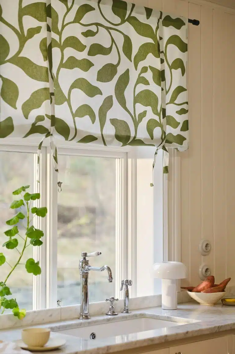 grön monstrad hissgardin