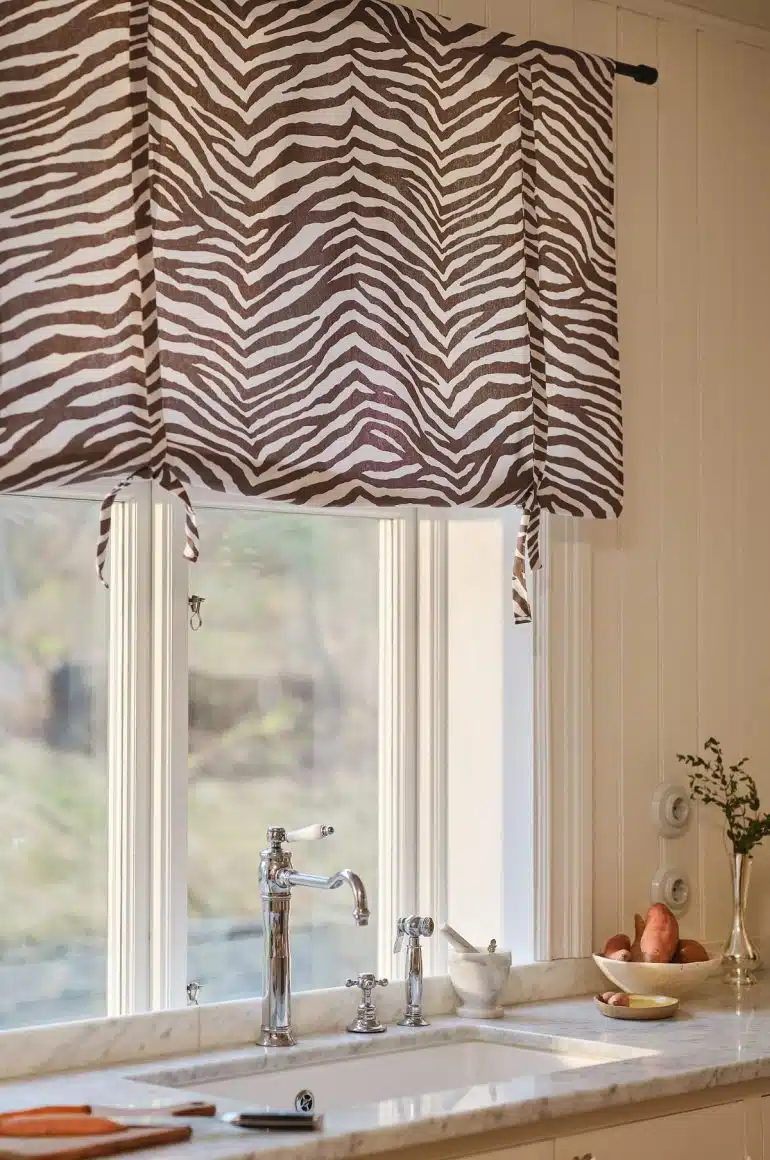 svartvit hissgardin i vitt fonster