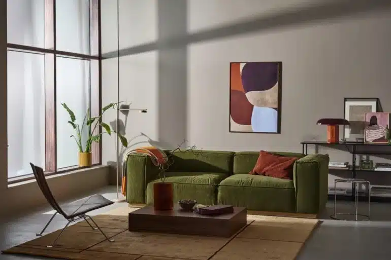 grön soffa i vardagsrum