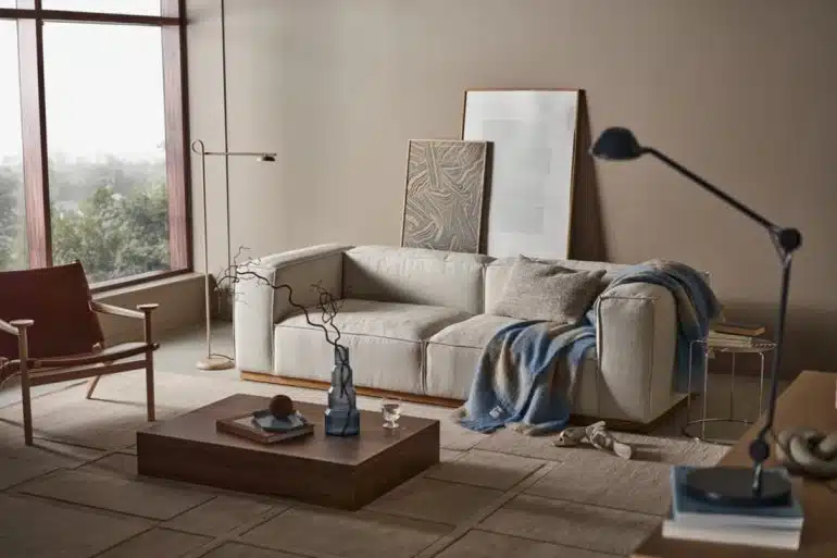 beige soffa i beige rum.