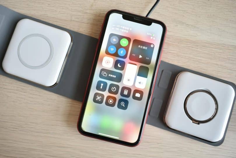 iphone liggande på ett bord