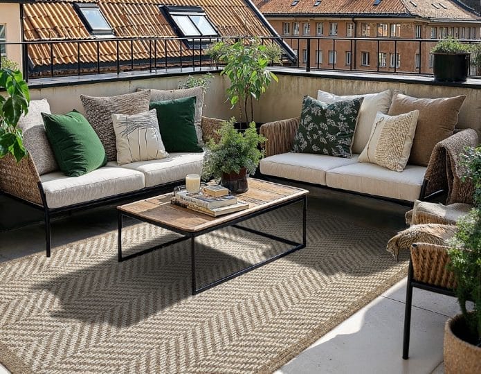 stor beige matta på uteplats med soffor.