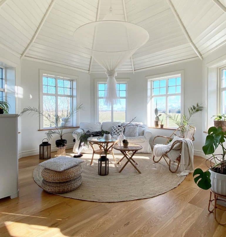 rund jutematta i vardagsrum