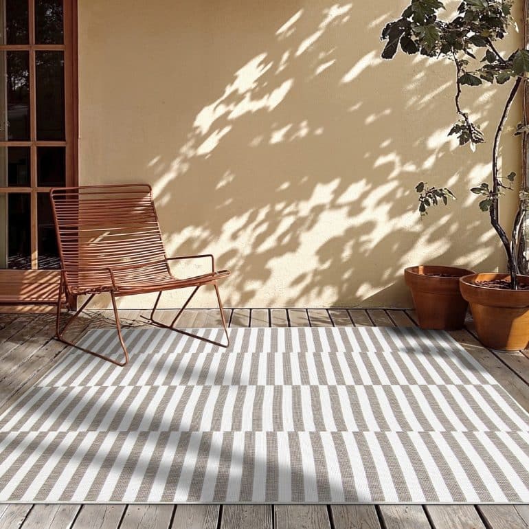 randig utematta på uteplats med krukor.