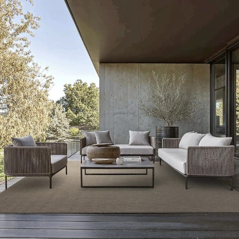 stor utematta på stor uteplats med lounge soffa.