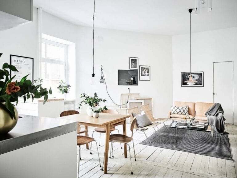 Matbord soffa i ett rum