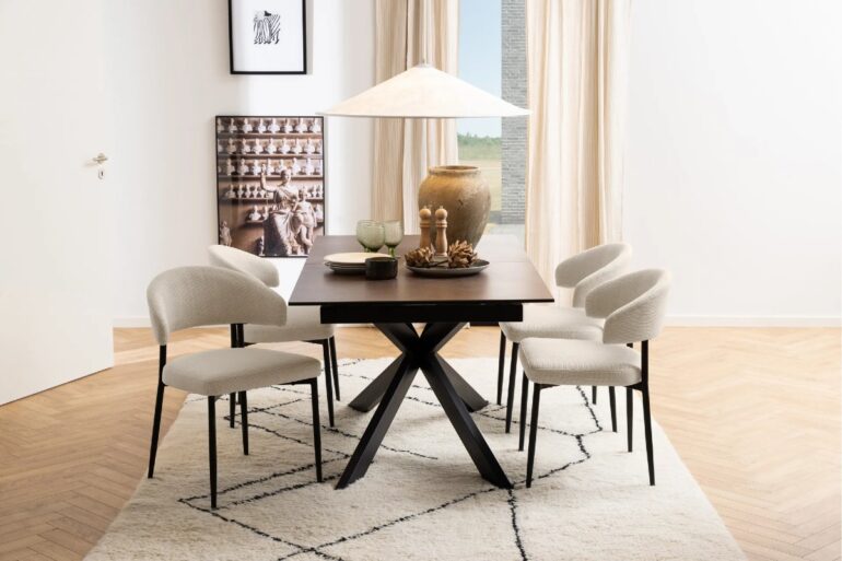 Matbord med beige stolar