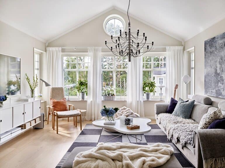 stort vitt vardagsrum