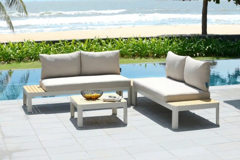 Utesoffa Portals 2 sits