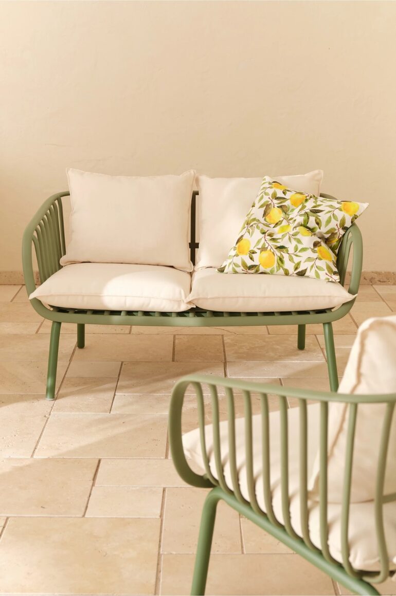 Utesoffa Olvie 2 sits