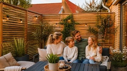Bygga insynsskydd för uteplats billigt – så gör du