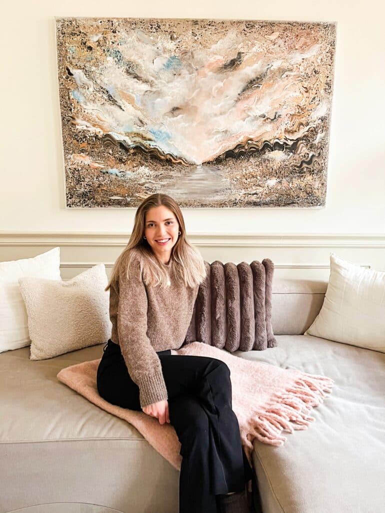 Tjej sitter på soffa vardagsrum