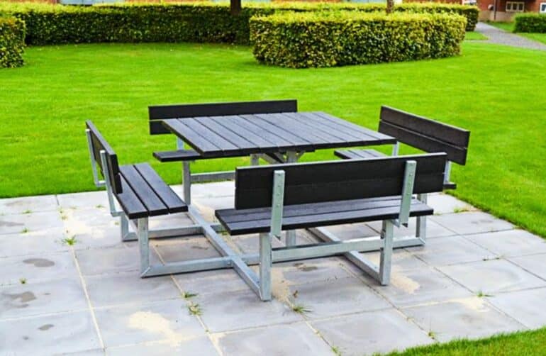 picknickbord utomhus i utemiljö