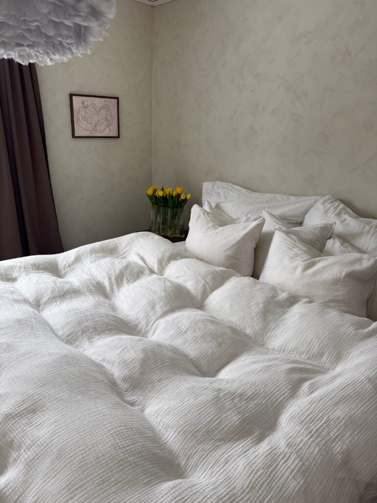 vitt påslakan i säng