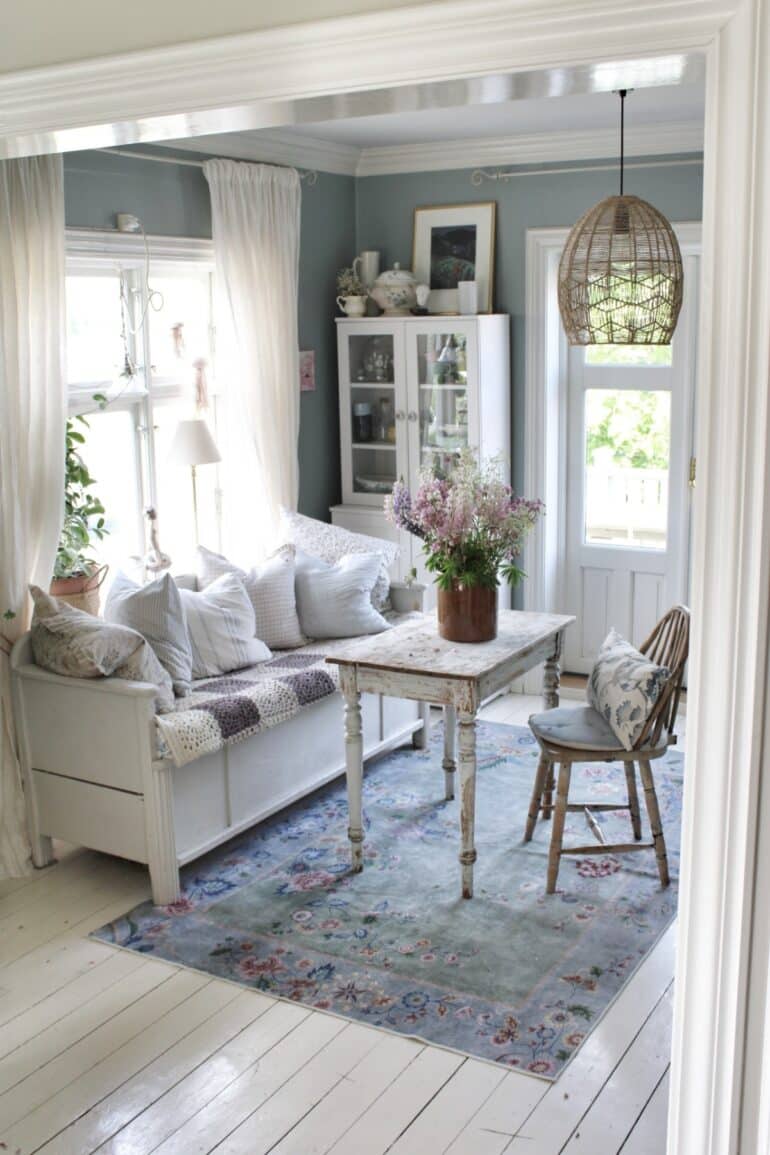 beige soffa i lantligt vardagsrum
