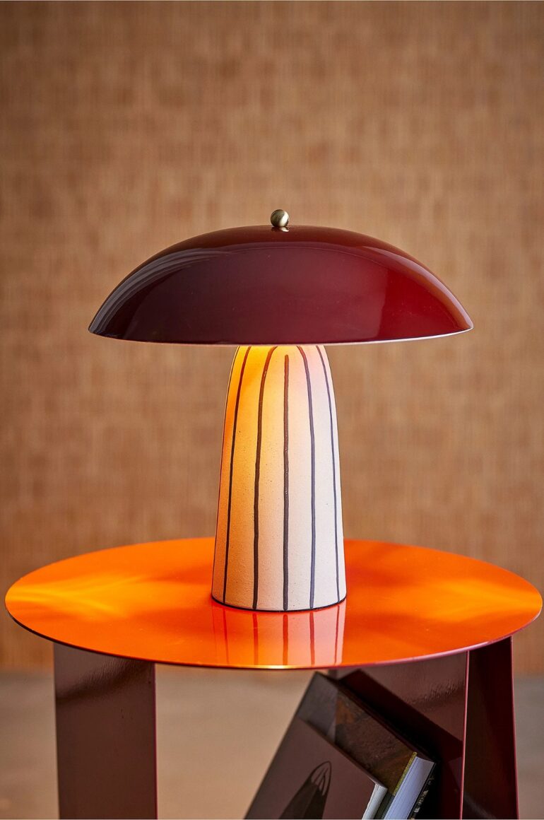 Vinröd bordslampa